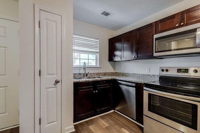 Building Photo - Spacious 3BR Townhome with Main-Level Primary Suite