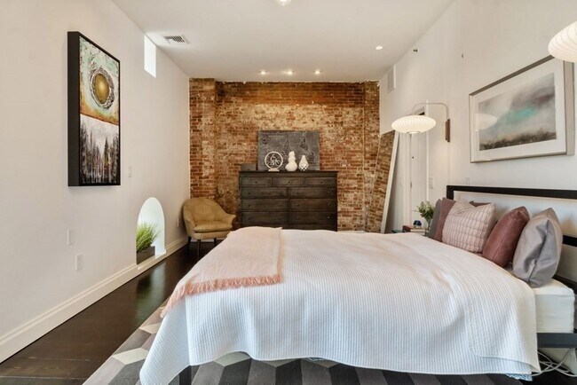 Building Photo - 136 Arlington St