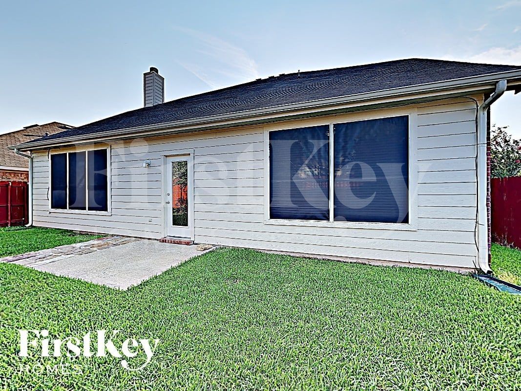 Building Photo - 10805 Middleglen Rd