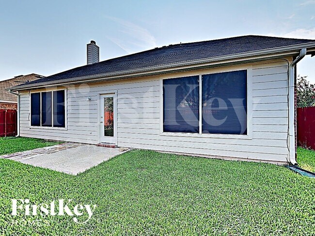 Building Photo - 10805 Middleglen Rd