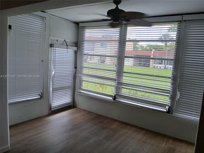 Building Photo - 302 Lake Evelyn Dr