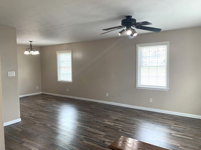 Building Photo - MOVE IN READY, APPLY NOW!!