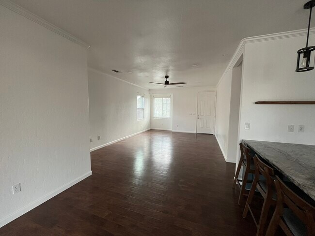 Building Photo - 5183 E Lowe Ave