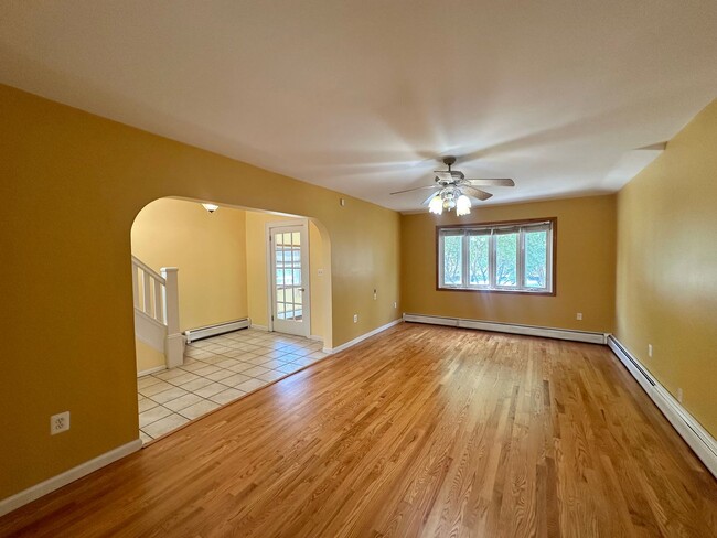 Building Photo - 4 bedrooms, 3.5 bathrooms