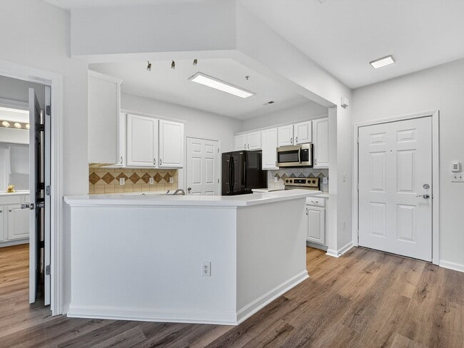 Building Photo - Beautiful 2 BR 2 BA condo in the heart of Ballantyne.