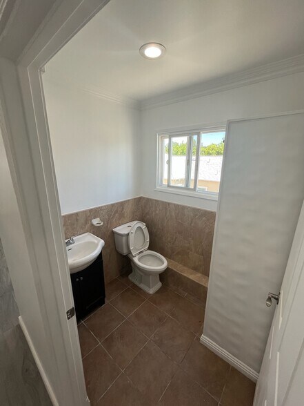 Building Photo - 11685 Magnolia Blvd