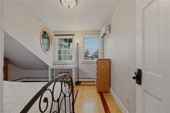 Building Photo - 92 Pelham St
