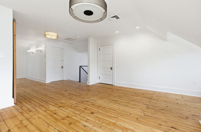 Building Photo - Stunning 5 Bedroom 2.5 Bathroom Home in Squirrel Hill