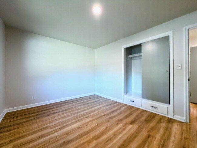 Building Photo - 1023 E Millbert Ave