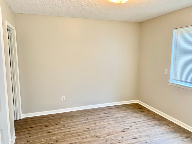 Building Photo - 2 bd 2 bath condo