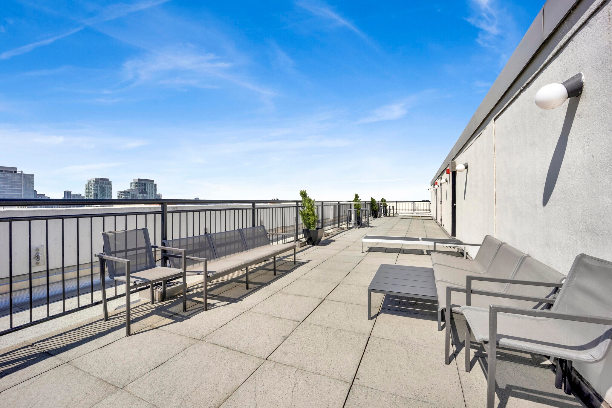 Building common rooftop - 88 W Schiller St