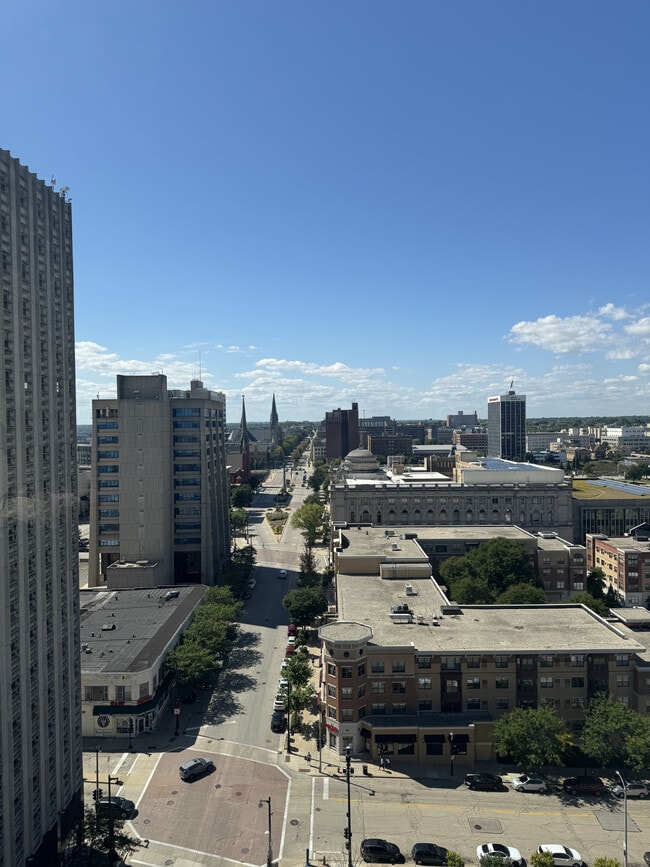 Building Photo - 606 W Wisconsin Ave