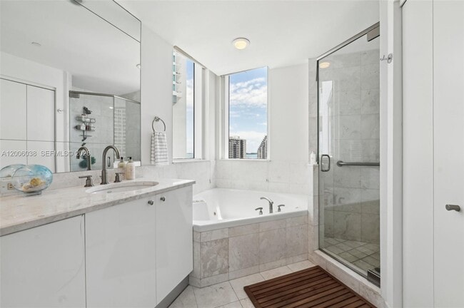 Building Photo - 901 Brickell Key Blvd