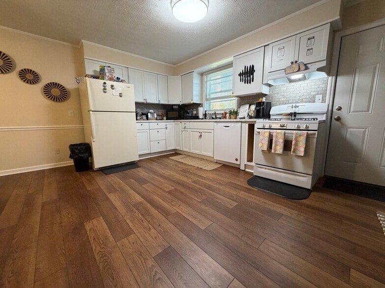 Building Photo - 1310 Davis Ave