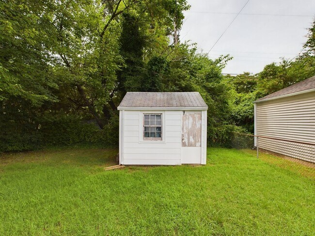 Building Photo - 3005 Putney Rd