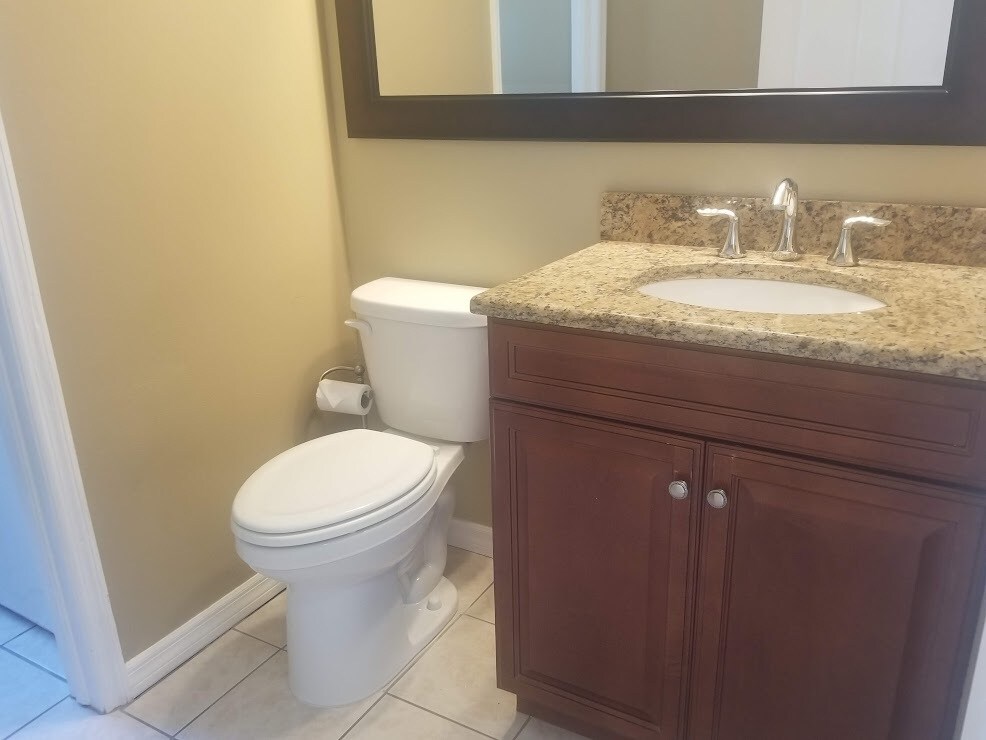 downstairs bathroom - 2908 Shannon Cir