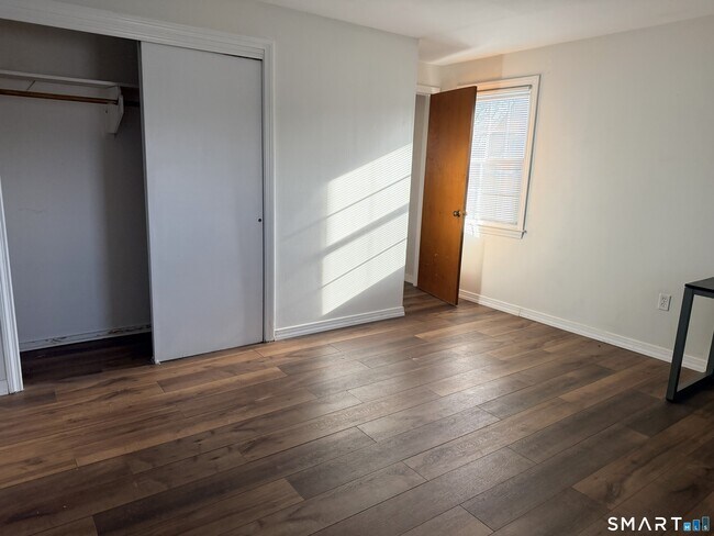 Building Photo - 5 Grandview Dr