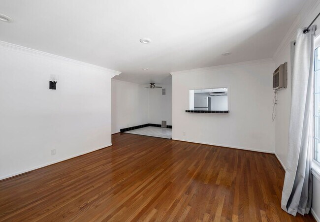 Building Photo - 1008 N Stanley Ave