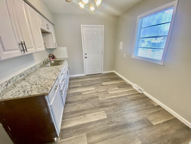 Building Photo - 1128 Maple Ave