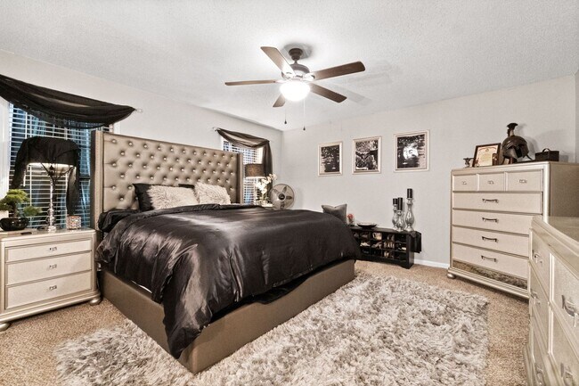 Building Photo - Lovely home in Peach Tree - Waiting for you to call home for the Holidays!