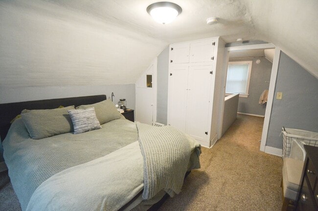 Building Photo - Tucked away, conveniently located, home fo...