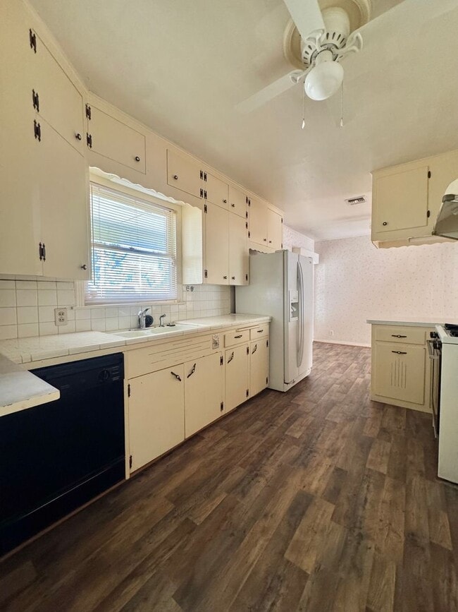 Building Photo - NOW AVAILABLE - 2-Bedroom Duplex Near ASU ...