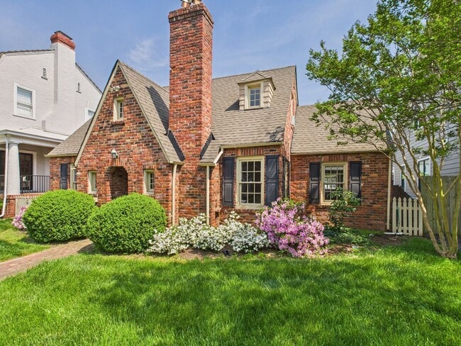 Building Photo - 307 Lexington Rd