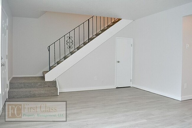 Building Photo - 2725 Maywood Dr