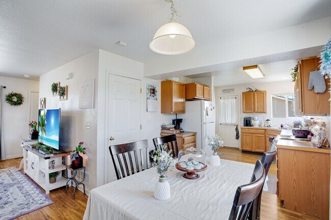 Building Photo - 3 bedroom, 1.5 Bath Townhome, Available Early June!