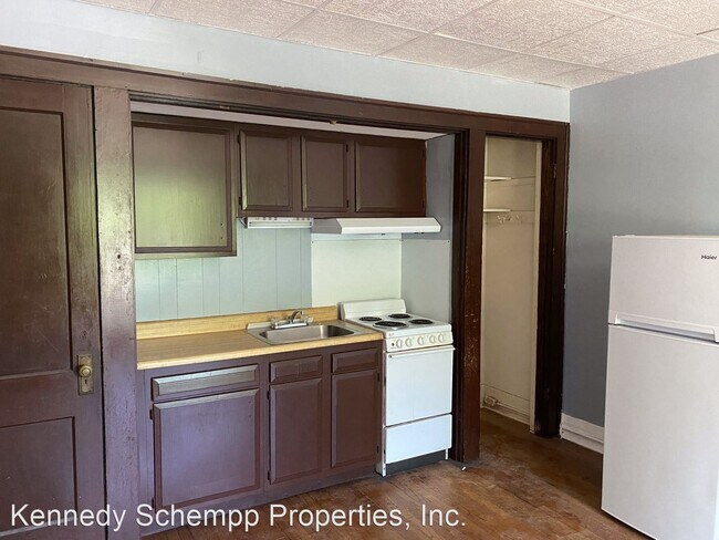 Building Photo - 820 E Converse St