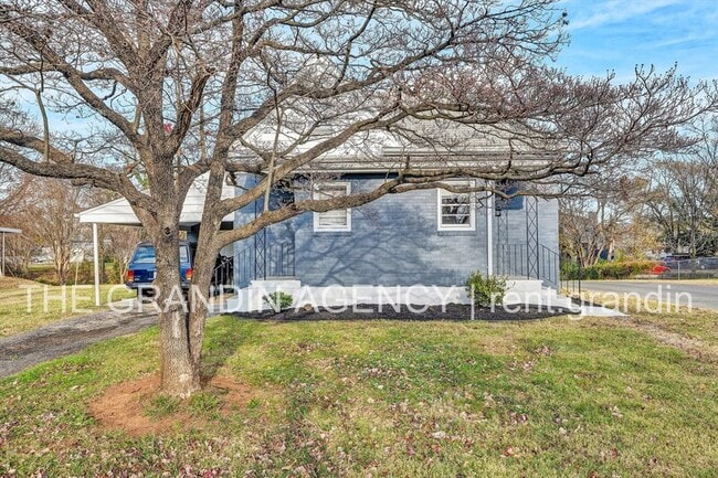 Building Photo - 3203 Roundhill Ave NW