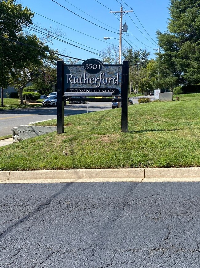 Building Photo - Two-Bedroom Townhouse In Rutherford Square!