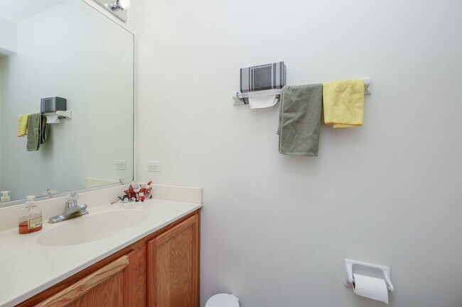 Building Photo - 904 Waterford Ln