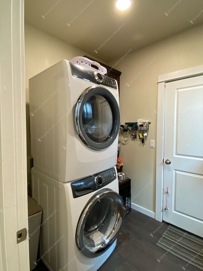 Building Photo - * Coming Soon * Beautiful Unfurnished 3-Be...