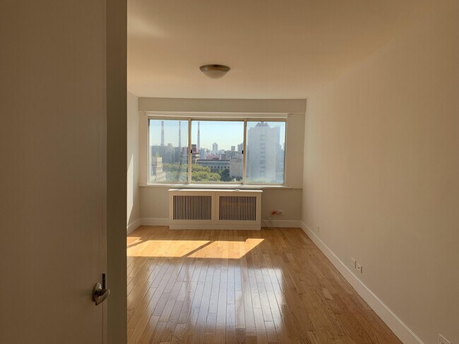 Building Photo - 329 E 65th St