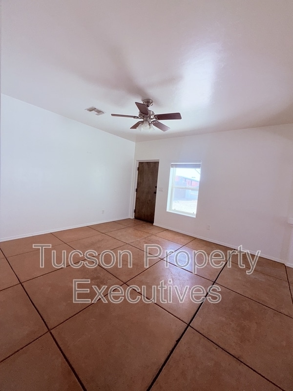 Building Photo - 324 W 23rd St