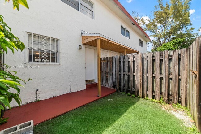 Building Photo - 1560 NE 151st St