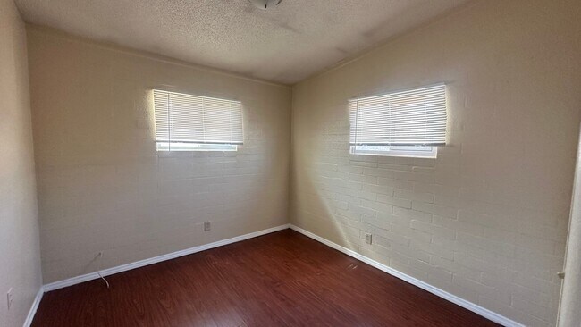Building Photo - 3 BEDROOMS 2 BATHROOMS HOUSE AVAILABLE FOR...