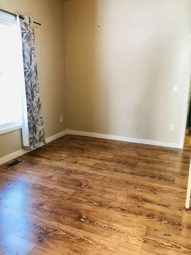 Building Photo - House- NW