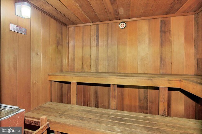 Building Photo - 1301 N Courthouse Rd