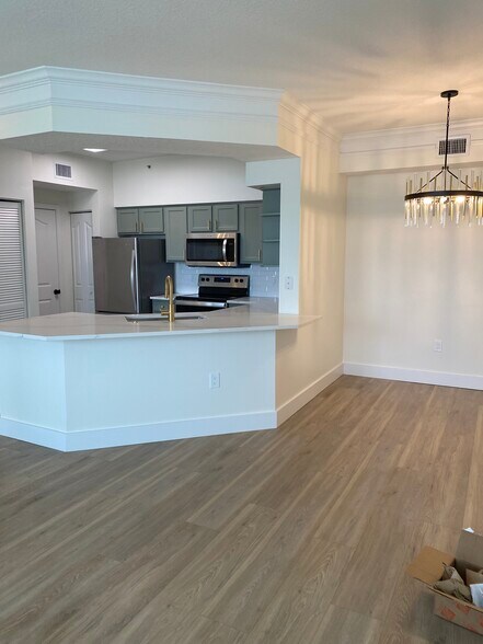 Large open floor plan - 9833 Baywinds Dr