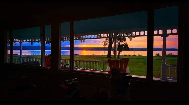 Building Photo - Beautiful waterfront Chateau. Short Term Retreat