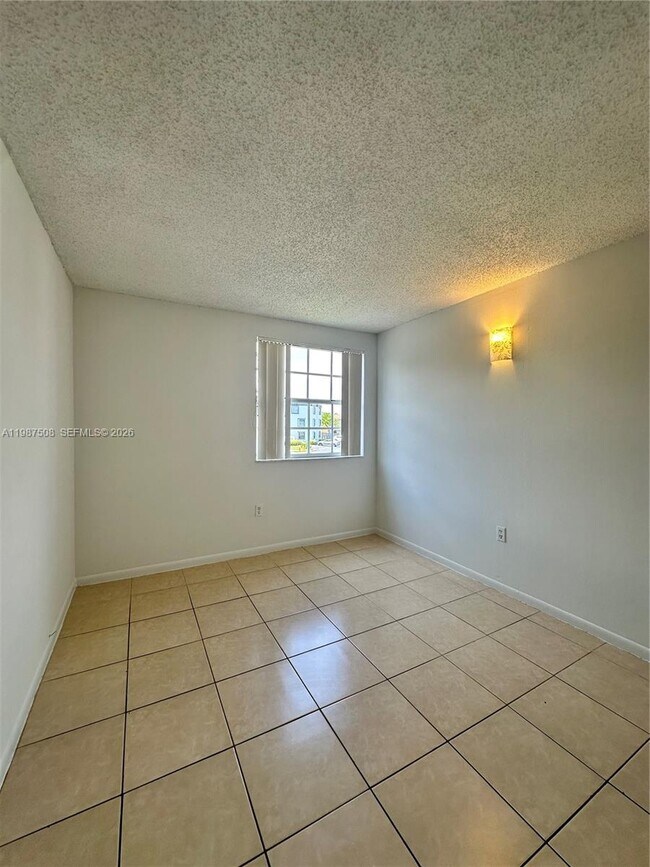 Building Photo - 9701 Fontainebleau Blvd