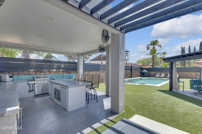 Building Photo - 2085 Paseo Del Prado Dr