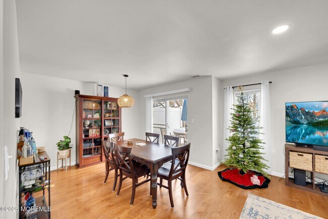 Building Photo - 33 S Pointe Cir