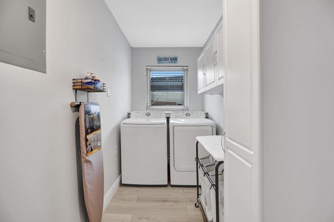 Building Photo - 470 SE 4th Ct