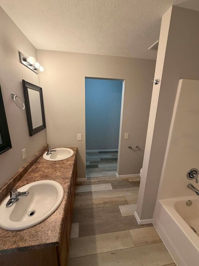 Building Photo - BEAUTIFUL 3 BEDROOM / 2 BATHROOM HOUSE IN JOPLIN MO- 2 CAR GARAGE!!