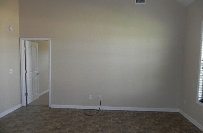Building Photo - 4 Bedroom - Near Ft Moore