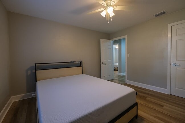 Building Photo - 1501 Sharon Rd