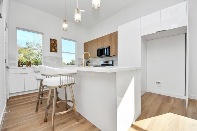 Building Photo - 1216 D E 34th St